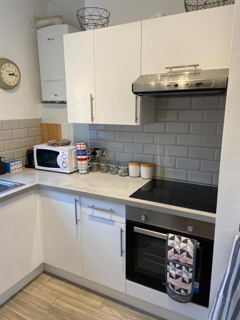 Centrally Located, Comfortable Apartment Near Station, Beach And North Laines Брайтонн Номер фото